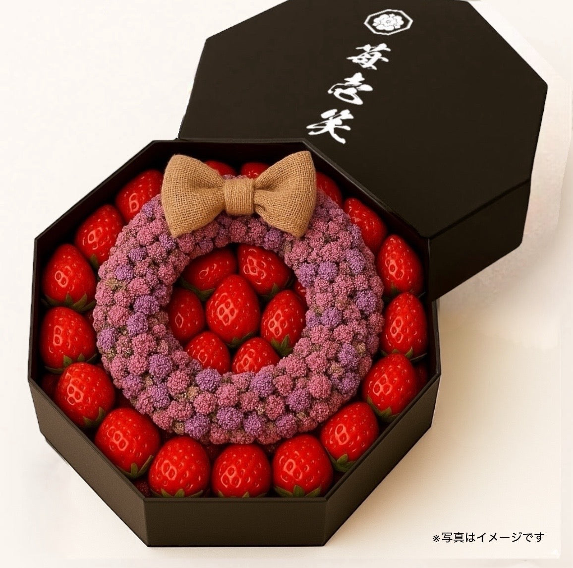 苺壱笑 八角ギフトリース
― 大切な人に、花と苺のご縁を