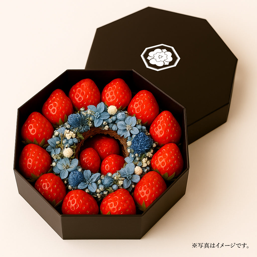 苺壱笑 八角ギフトリース
― 大切な人に、花と苺のご縁を