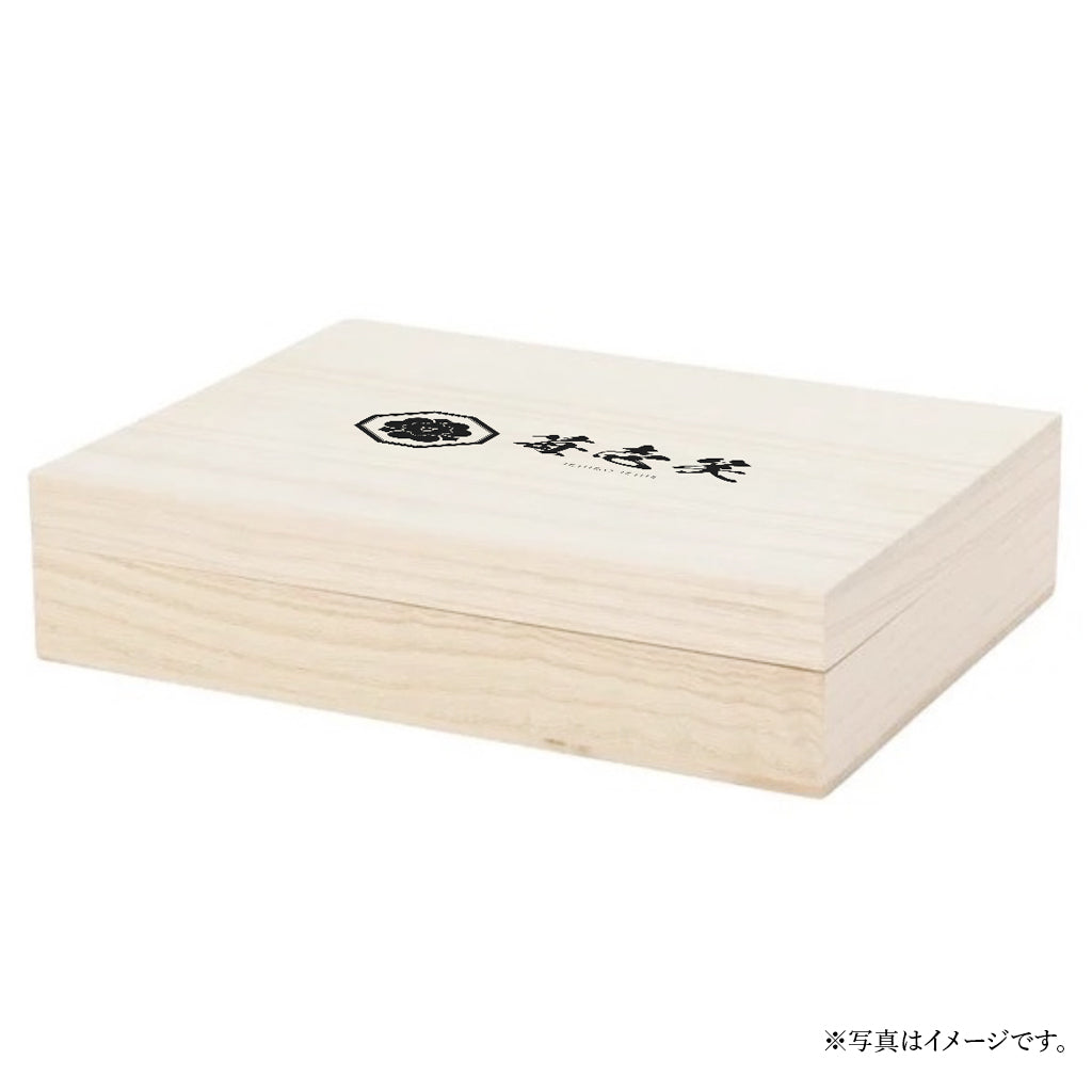 千年桐箱 ─ 高山の恵み ─
苺壱笑 古都華 プレミアム厳選詰め（約310g）　竹林と湧き水に育まれた、ひと粒に千年の想いを込めて。