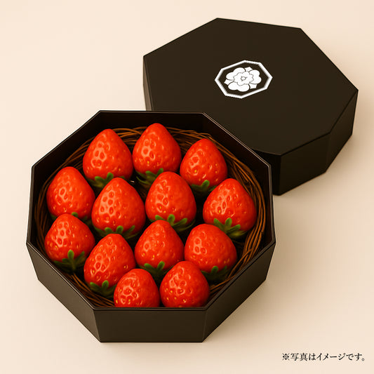 苺壱笑｜八角ギフトBOX プレミアム古都華（Mサイズ 約300g）　湧き水に育まれた深紅の果実を、墨色の箱にそっと包んで。